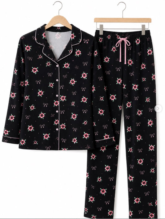 Çiçek & Fiyonk Desenli Siyah Düğmeli Pijama Takımı