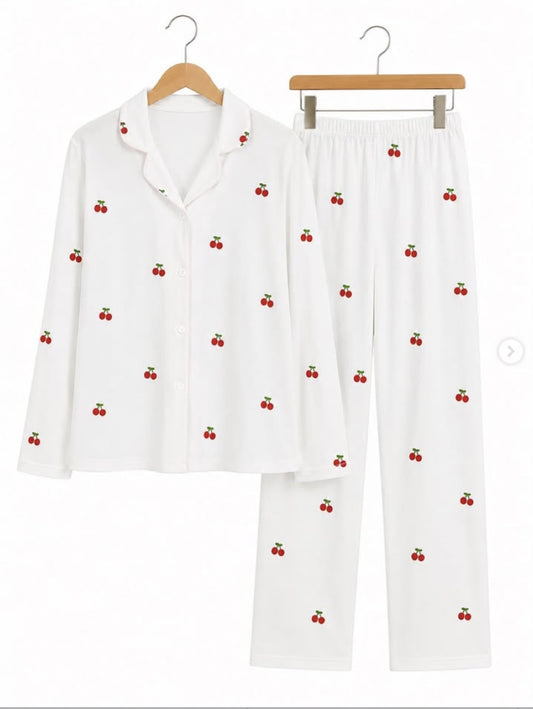 Kiraz Desenli Beyaz Düğmeli Pijama Takımı